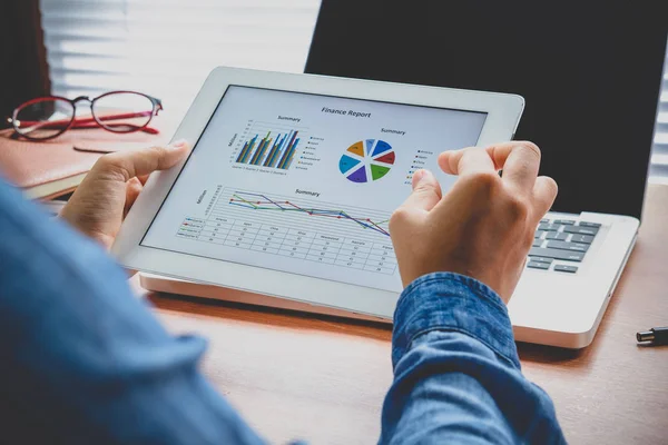 Close-up of a tablet computer with financial data — Stock Photo, Image