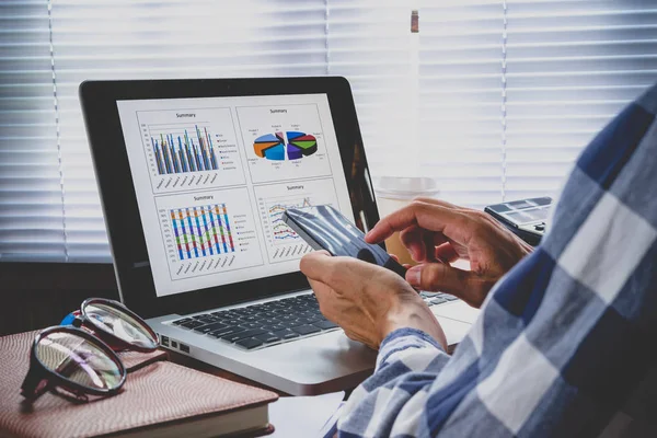 Empresario Trabajando con Teléfono Inteligente —  Fotos de Stock