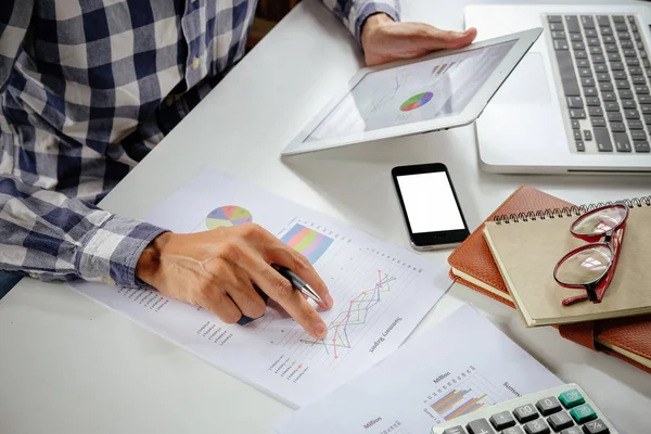 Empresario analizando cifras financieras — Foto de Stock