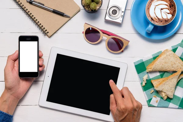 Empresario mano usando el teléfono inteligente — Foto de Stock