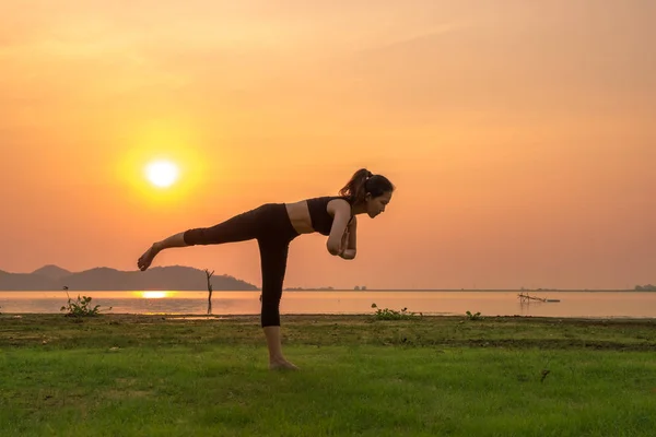 Mulher Ioga Relaxar Com Belo Pôr Sol Fundo Grama Fresca — Fotografia de Stock