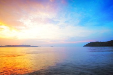 Akşam plajda renkli günbatımı bulut.