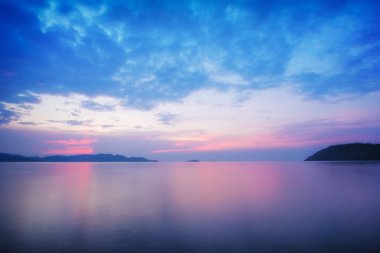 Akşam plajda renkli günbatımı bulut.