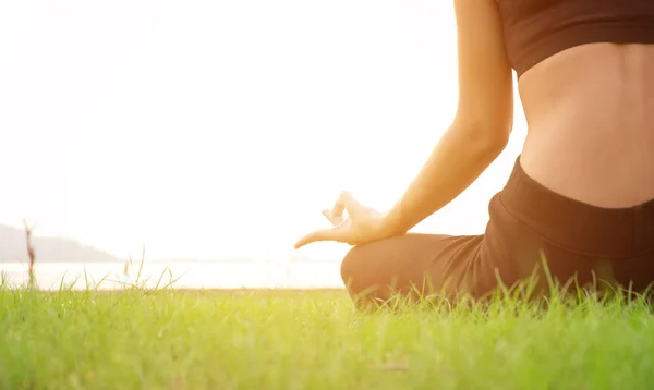 A mulher Yoga é relaxar na grama fresca como piso . — Fotografia de Stock