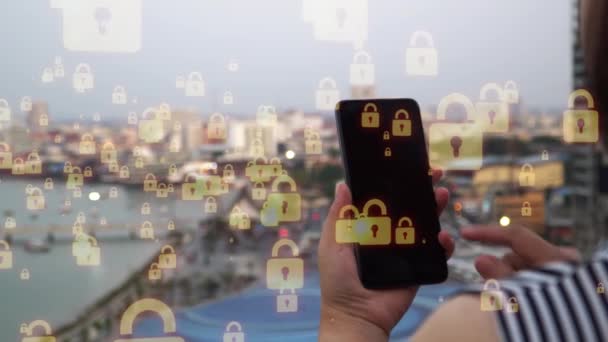 Рука Жінки Використовує Телефон Голограмою Піктограми Padlock Фоні Використання Мобільного — стокове відео