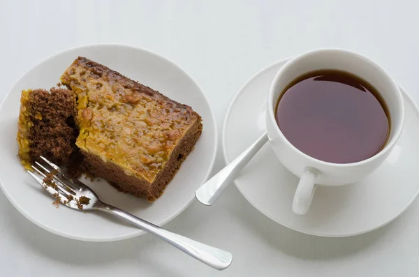 Caramel Peanut-Topped Brownie Cake with A Cup of Tea. — Stock Photo, Image