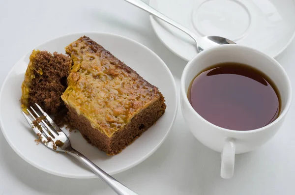 Torta Brownie al caramello e arachidi con una tazza di tè . — Foto Stock