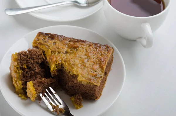 Torta Brownie al caramello e arachidi con una tazza di tè . — Foto Stock