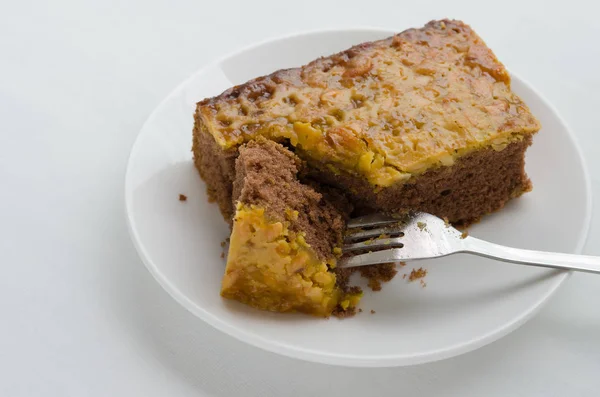 Caramel Peanut-Topped Brownie Cake. — Stock Photo, Image