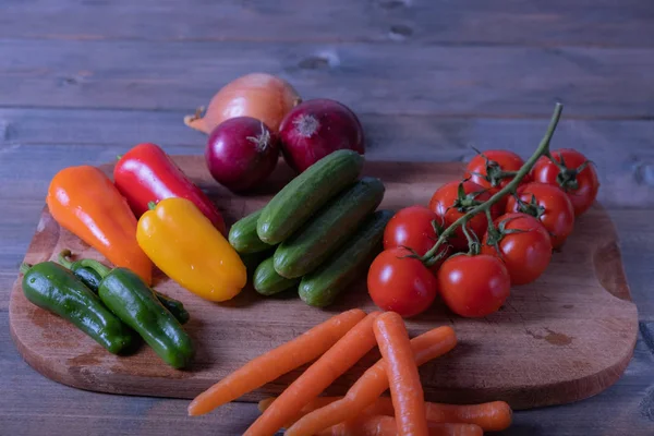 Verduras y zanahorias sobre la mesa — Foto de Stock