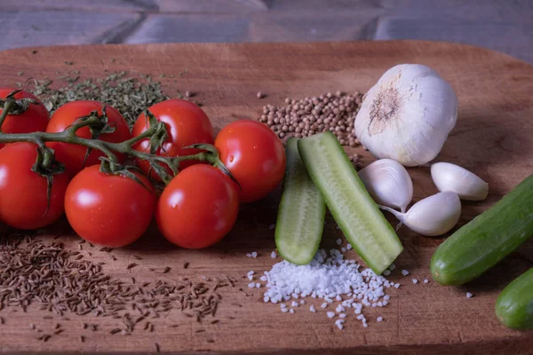 Verduras y diferentes especias sobre la mesa — Foto de Stock