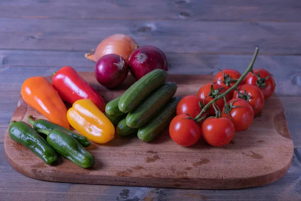 Légumes et concombres sur la table — Photo