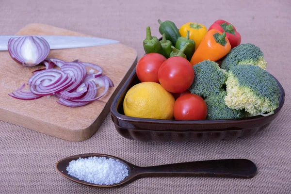 Légumes dans une tasse, épices et une cuillerée de sel — Photo