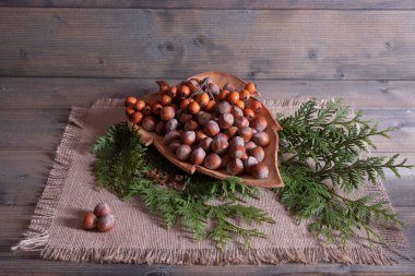 tepside ve masada fındıklar