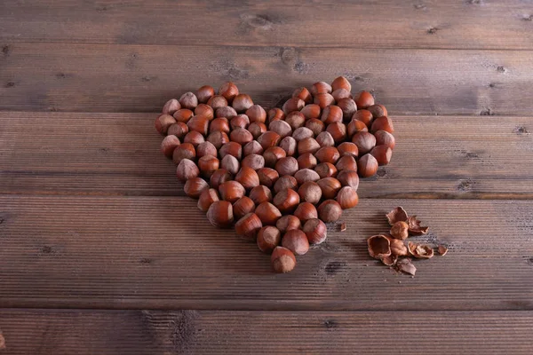 Écrous en forme de coeur sur une table en bois . — Photo