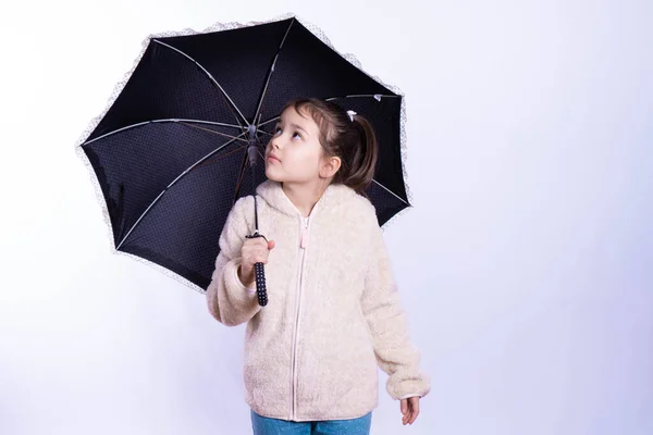 Niña con un paraguas negro — Foto de Stock