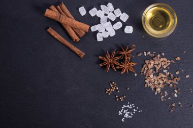 Şeker küpleri ve baharatlar bir taşın üzerinde 