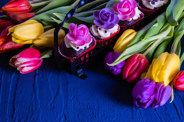 Červenožluté a fialové tulipány jsou roztroušeny na stole vedle — Stock fotografie