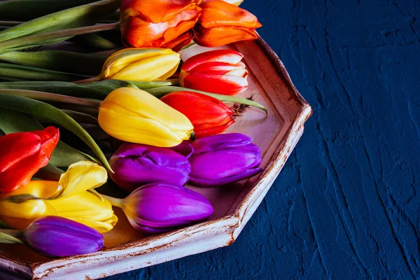 Fényes és színes tulipánok fa tálcán — Stock Fotó