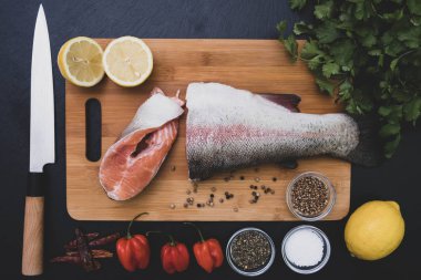 Somon dilimleri tahta bir tahtanın üzerinde. 