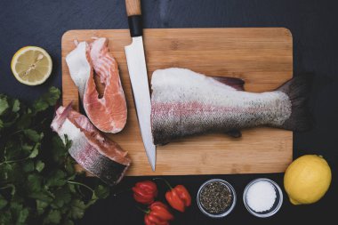 Tahtada doğranmış somon var. 