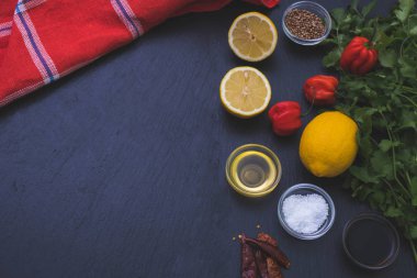 Masanın üzerinde çeşitli baharatlar var. 