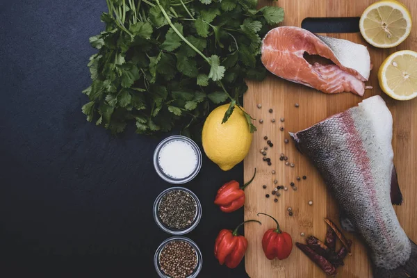 limon, baharat ve somon dilimleri tahta bir tahtanın üzerinde. 