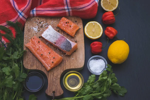 Kızarmış somon dilimleri için hazır bir masada. 