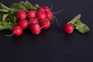 kırmızı turp bir masada yatıyor. 