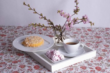 Kurabiyeli kahvaltı ve sehpada kahve standı 