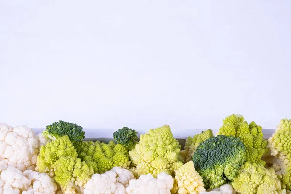 Cerca Brócoli Coliflor Espolvoreado Sobre Una Mesa Sobre Fondo Blanco —  Fotos de Stock