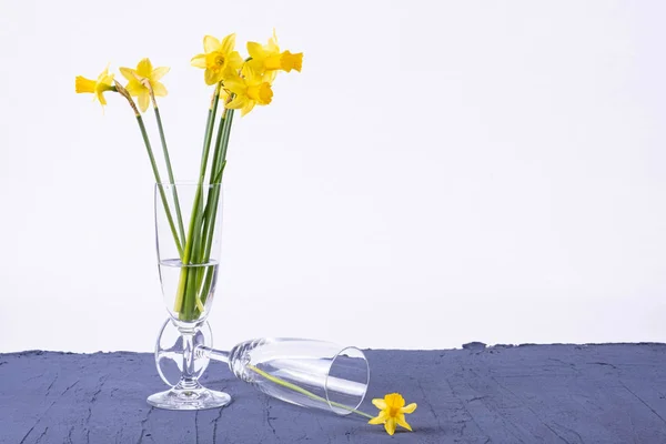Kytice Jarních Narcisů Stojí Váze Stole Bílém Pozadí — Stock fotografie