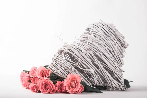 Corazón Madera Ramo Rosas Delicadas Yacen Sobre Una Mesa Sobre — Foto de Stock