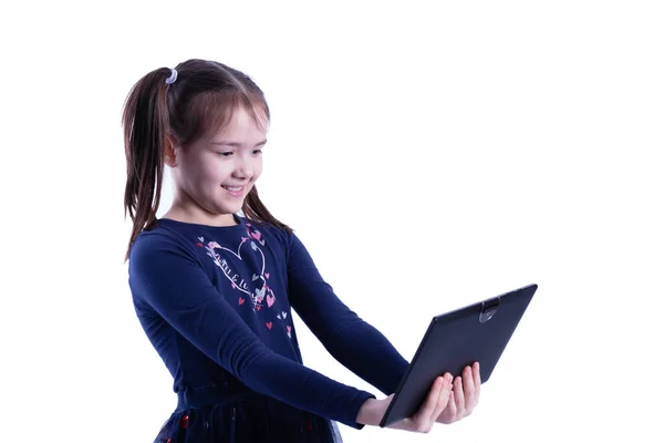 Menina Sorri Olha Para Tablet Braços Estendidos Fundo Branco — Fotografia de Stock