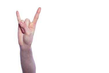 El beyaz arka planda rock 'n roll işareti gösteriyor