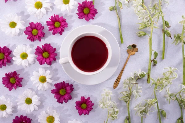 Tasse Kaffee Und Knospen Chrysanthemen Auf Einem Weißen Teller Auf — Stockfoto