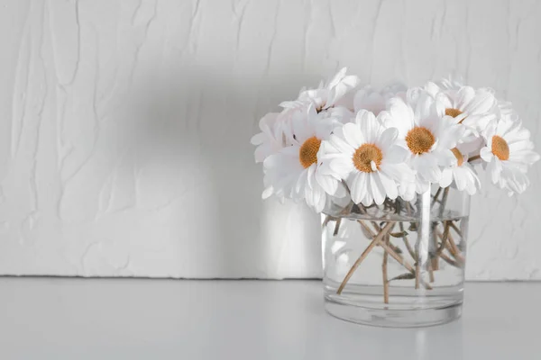 Crisantemos Blancos Jarrón Transparente Sobre Una Mesa Sobre Fondo Blanco — Foto de Stock
