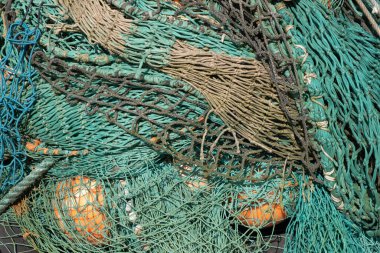 Balık ağı yığıldı ve iskelede yüzüyor.
