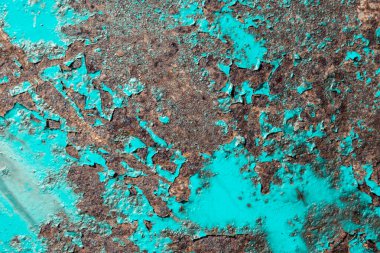 Limandaki eski paslı demirin üzerindeki mavi boya soyuluyor.