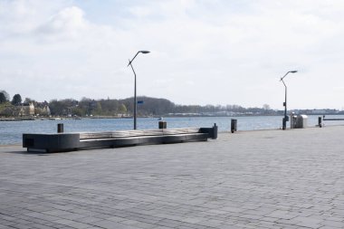 Terk edilmiş liman ve Baltık Denizi kıyısında bir Avrupa şehrinde, baharda.