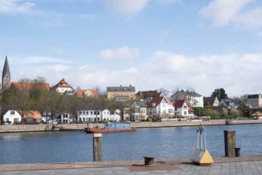 İlkbaharda, bir Avrupa şehrinde, Baltık Denizi kıyısı ve limanı