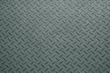 İskelede siyah ve paslı demir levha, kabartmalı desen