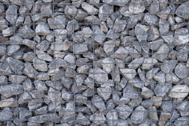 Granit, taş ve demirden yapılmış eskrim gri bir zeminde ızgara yapıyor.