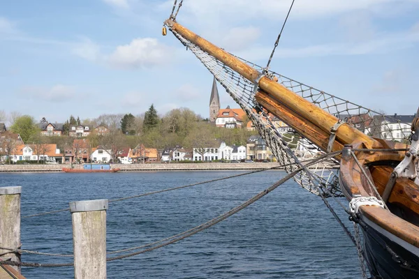 Tahta gemi ilkbaharda bir Avrupa şehrinin limanına demirlemiş.