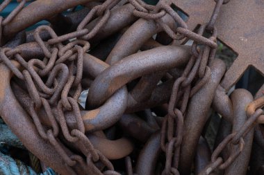 Limandaki eski deniz gemilerinin paslı zincirleri.