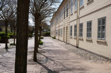 İlkbaharda Avrupa 'da eski bina, taş sokak ve sokak