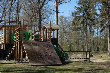 İlkbaharda ormanın ortasında ahşap oyun parkı