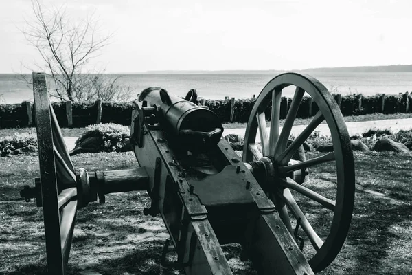 黒と白の写真はコアリアビューで撮影された古代の大砲で — ストック写真