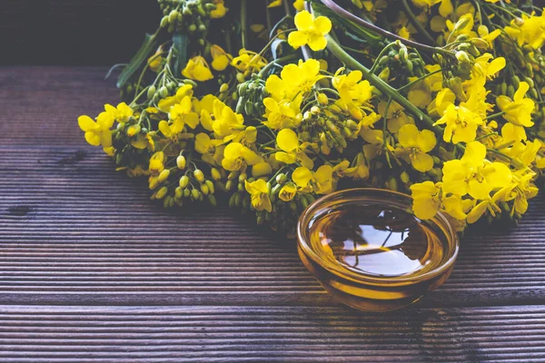 Virágzó Repcemagból Olajból Álló Csokor Egy Fából Készült Asztalon Reggeli — Stock Fotó