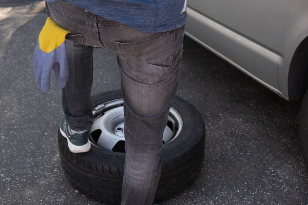 Мужчина Поставил Ногу Колесо Автомобиля Улице — стоковое фото